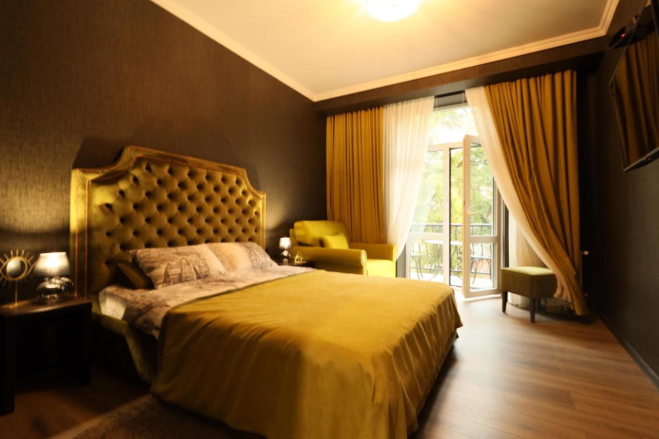 Apartments Lux In City Center Lviv Exteriör bild