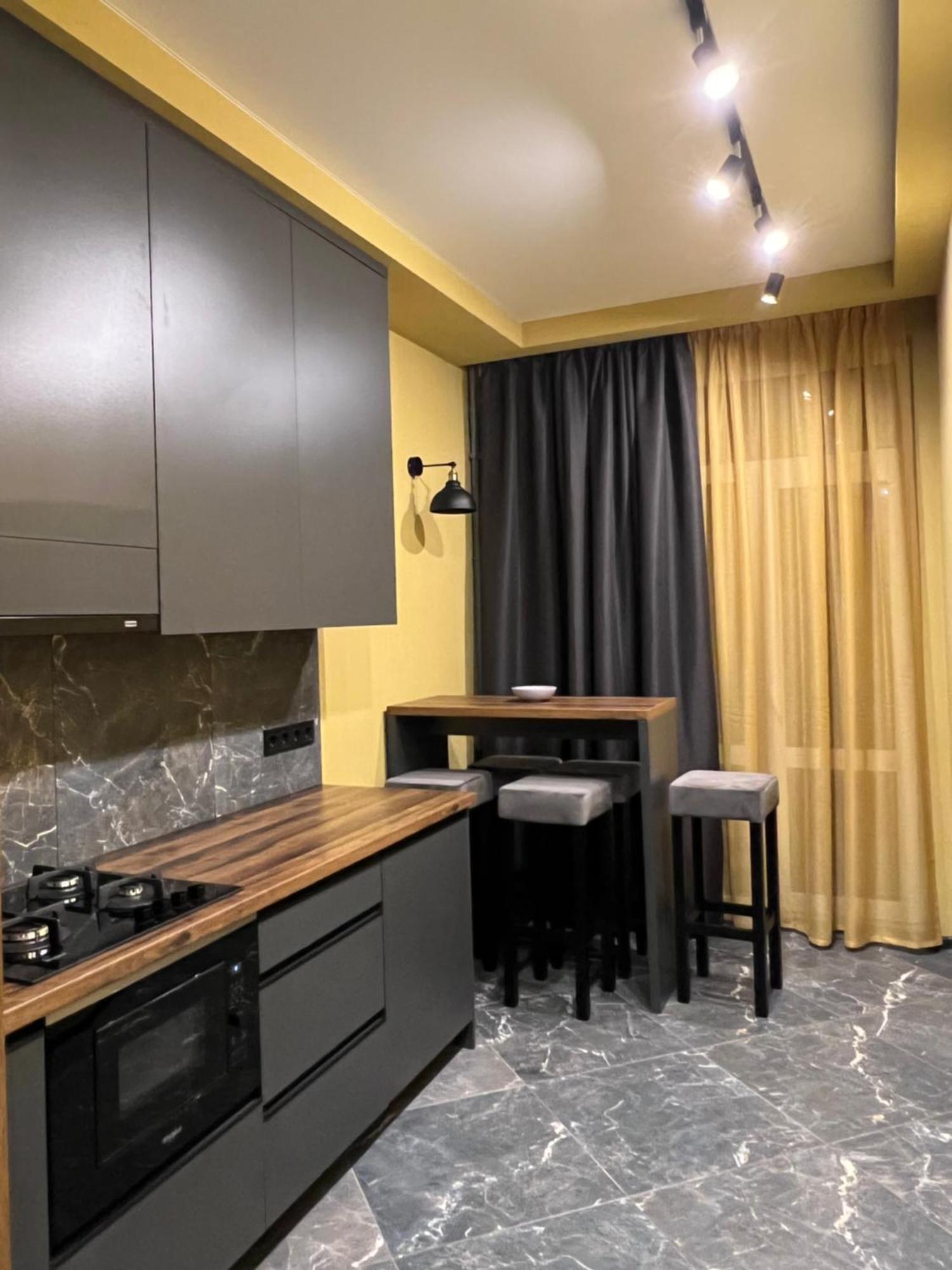 Apartments Lux In City Center Lviv Exteriör bild